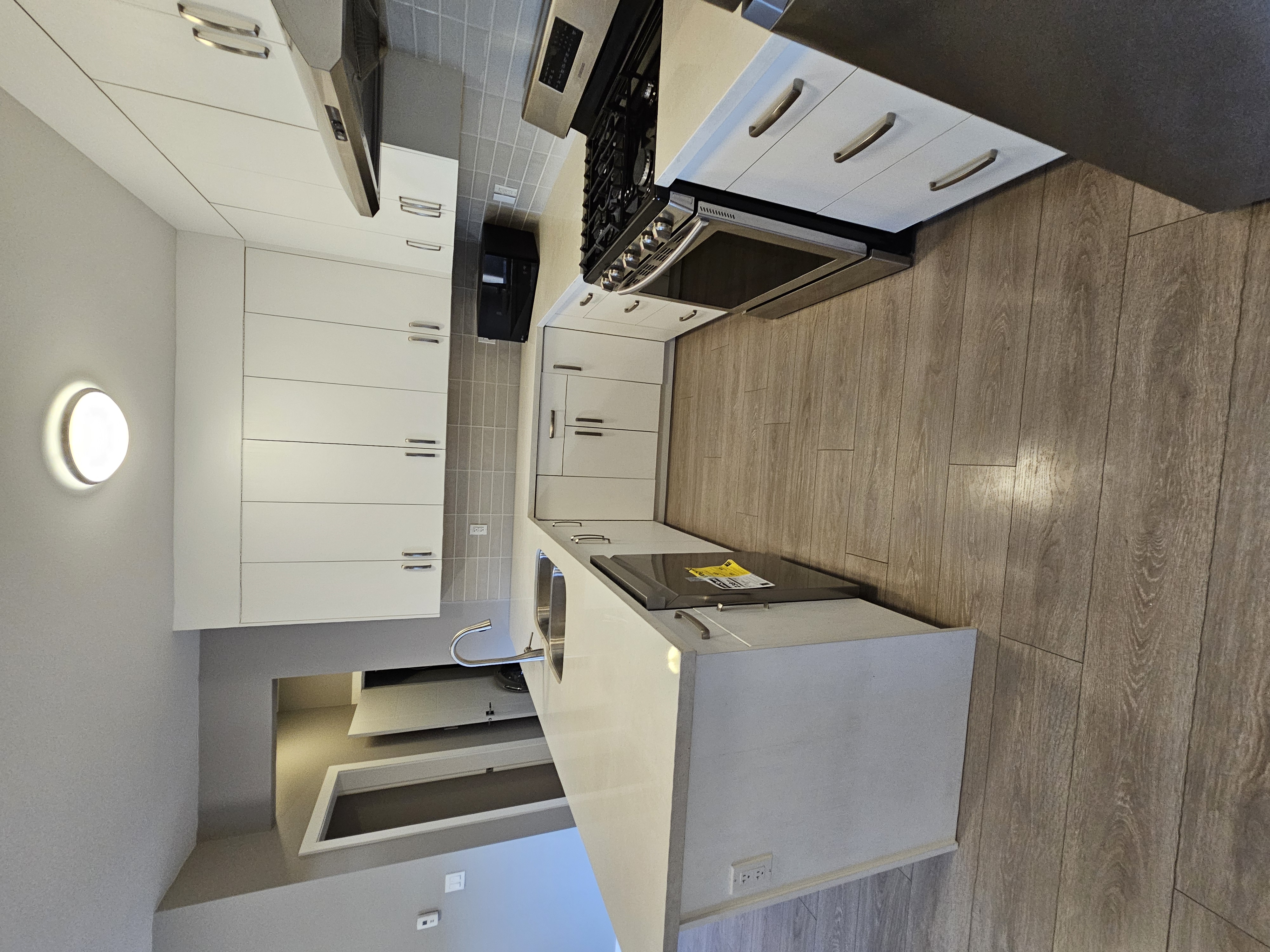 노스로드 로히드 인근 탁트인 베이스먼트 방2/욕실1