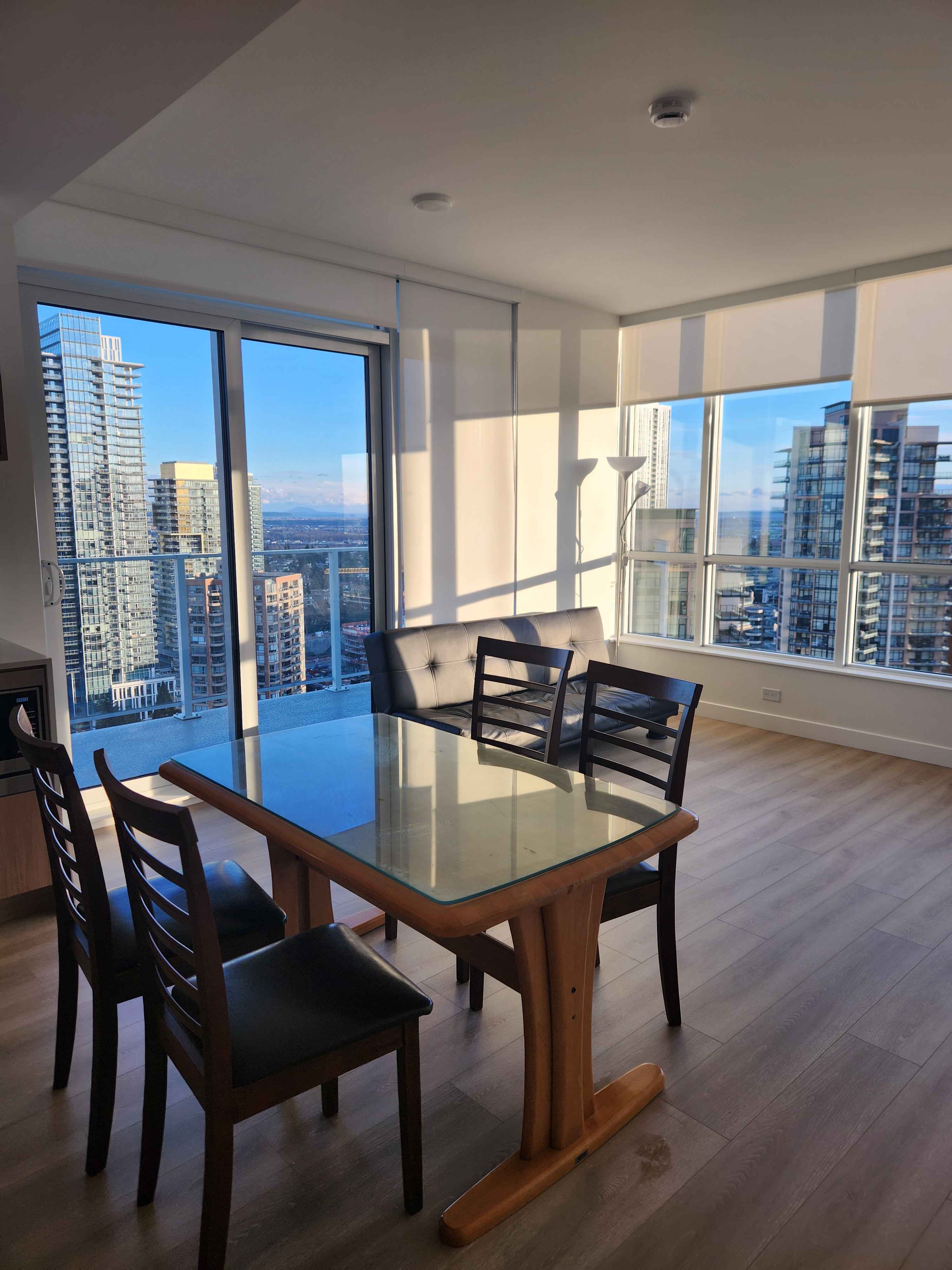 Metrotown 버나비에서 Patterson 역앞 신축 콘도에서 쉐어할 룸메 구합니다!