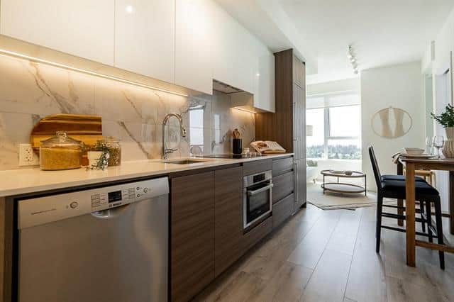 깨끗한 Surrey Condo 16층 즉시 입주 가능